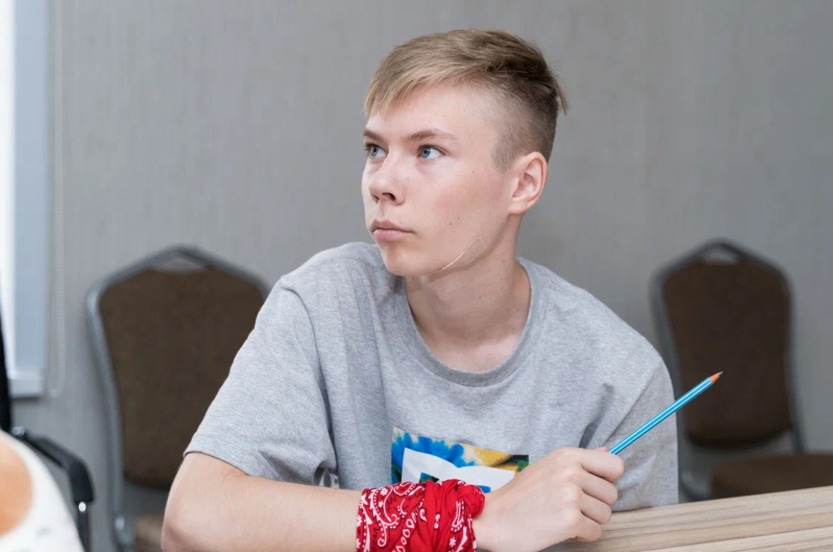 ребенок все время сидит дома.png