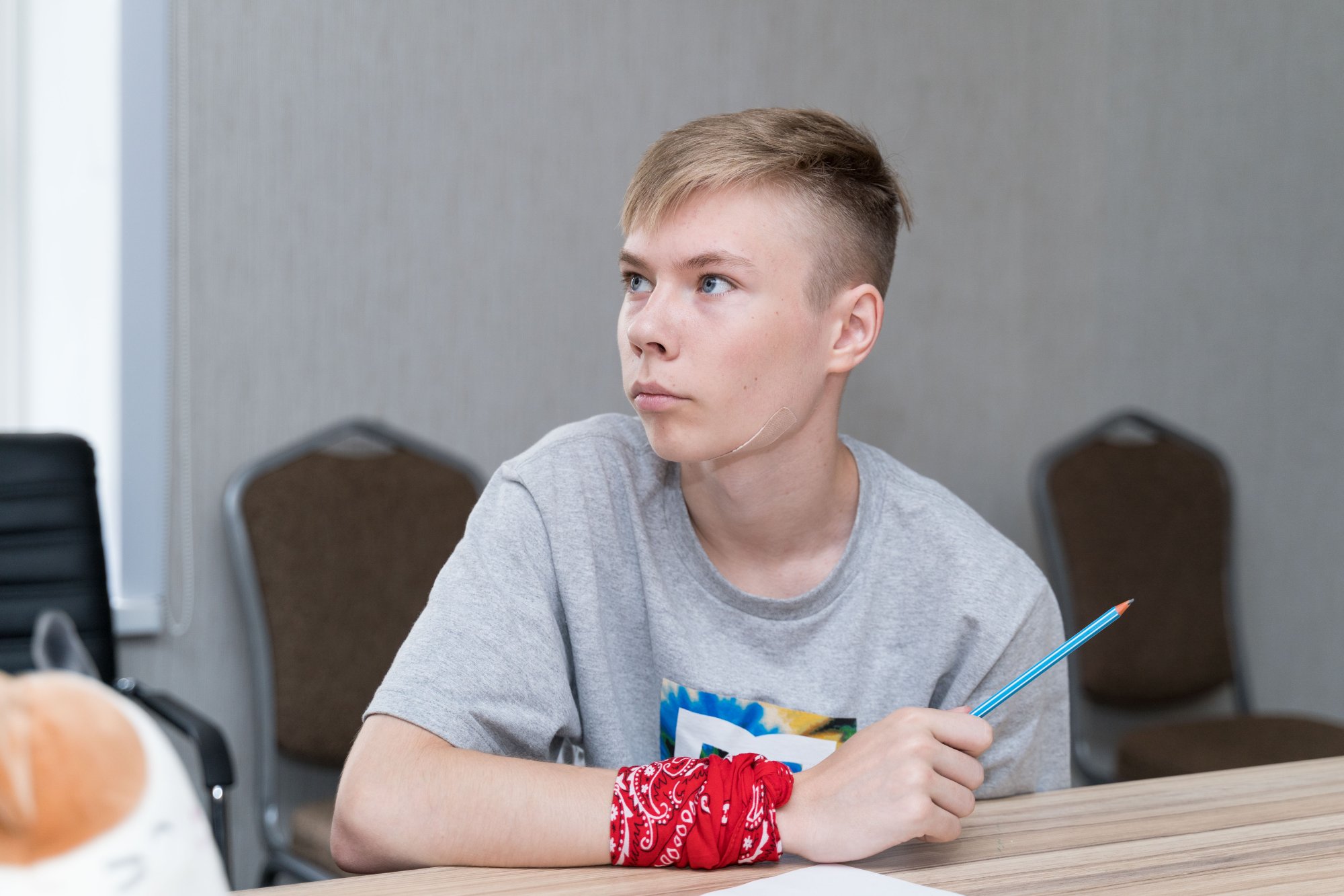 Молодой человек за рабочим столом.jpg